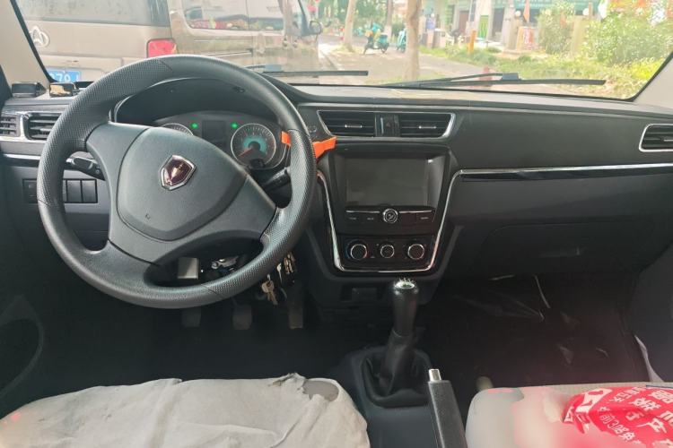 Used Jinbei Hiace X30 2023 1.5L Business-Style Passenger Van 5/6/7-Seater Non-Air-Conditioned Version SWC15M Center Console