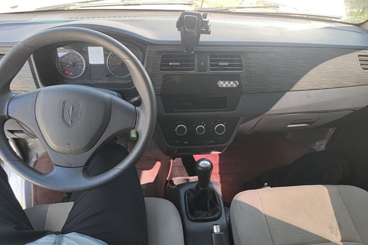 Used Jinbei Hiace X30 2023 1.5L Super-Enjoyment Van 2/5 Seats Non-Air-Conditioned Version SWC15M Center Console