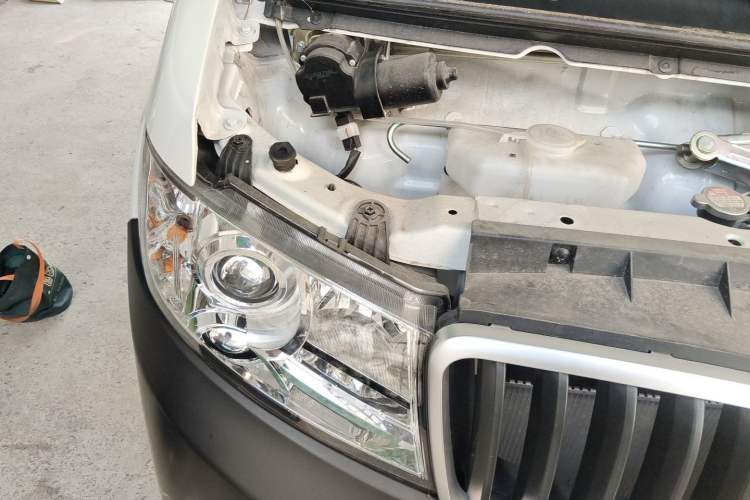 Used Jinbei Hiace X30 2023 1.5L Super-Comfortable Passenger Van 5/6/7-Seater Non-Air-Conditioned Version Model SWC15M Engine Bay Right