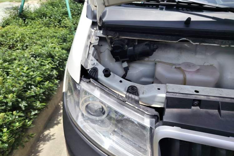 Used Jinbei Hiace X30 2023 1.5L Super-Enjoyment Van 2/5 Seats Non-Air-Conditioned Version SWC15M Engine Bay Right