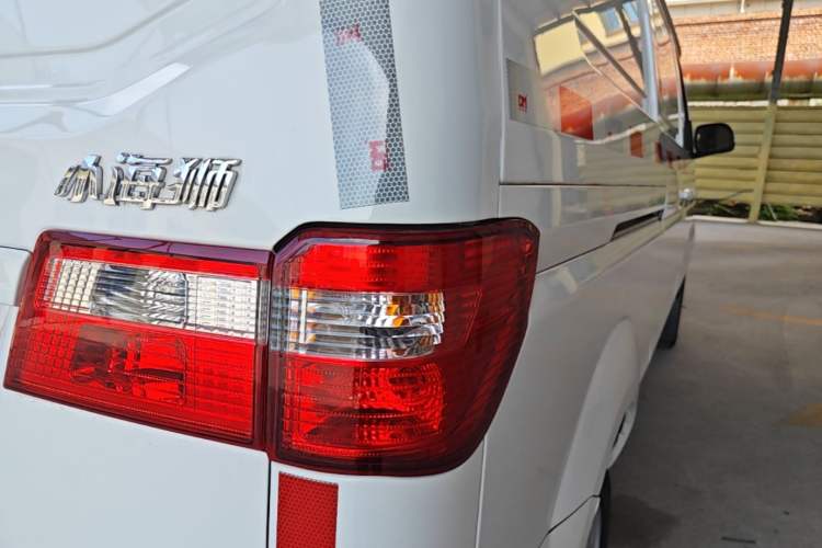 Used Jinbei Hiace X30 2023 1.5L Super-Enjoyment Van 2/5 Seats Non-Air-Conditioned Version SWC15M Exterior 3
