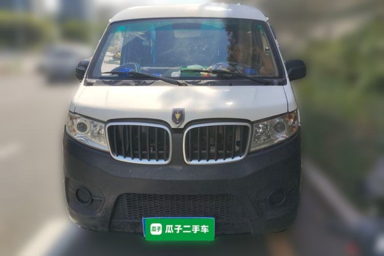 Used Jinbei Hiace X30 2023 1.5L Wealthy-Style Passenger Van 5/6/7-Seater Non-Air-Conditioned Version SWC15M Front
