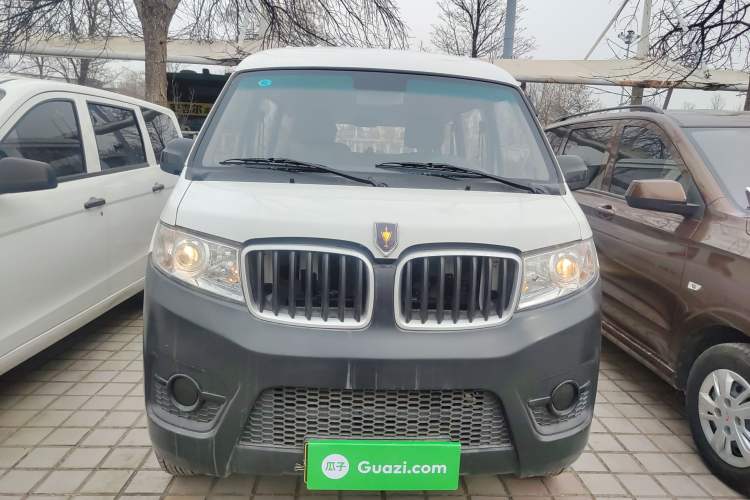 Used Jinbei Hiace X30 2023 1.5L Super-Comfortable Passenger Van 5/6/7-Seater Non-Air-Conditioned Version Model SWC15M Front