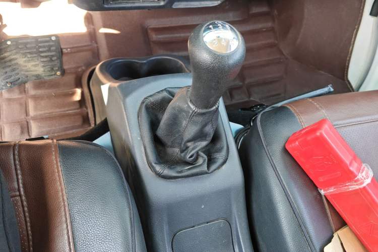Used Jinbei Hiace X30 2023 1.5L Super-Comfortable Passenger Van 5/6/7-Seater Non-Air-Conditioned Version Model SWC15M Gear Lever