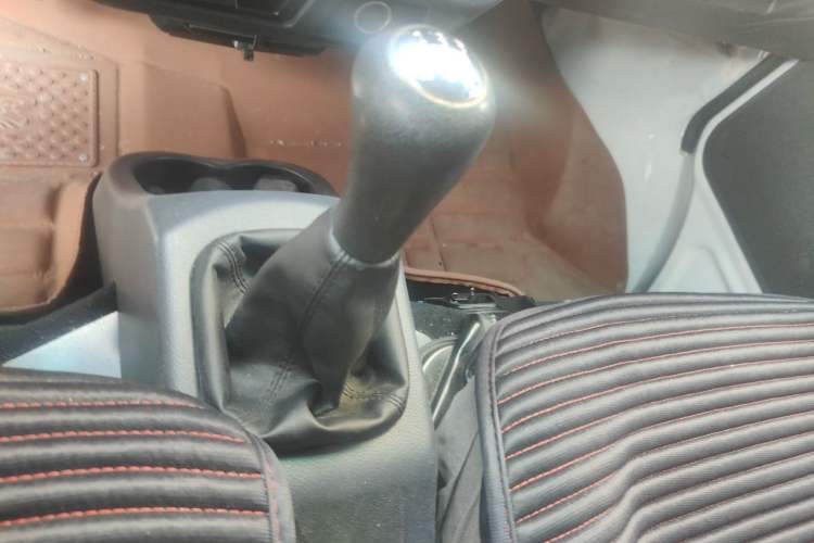 Used Jinbei Hiace X30 2023 1.5L Super-Comfortable Passenger Van 5/6/7-Seater Non-Air-Conditioned Version Model SWC15M Gear Lever