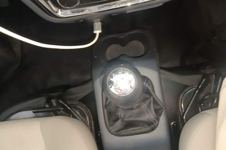 Used Jinbei Hiace X30 2023 1.5L Wealthy Van 2/5-Seater Non-Air-Conditioned Version SWC15M Gear Lever