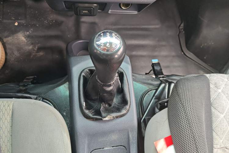 Used Jinbei Hiace X30 2023 1.5L Super-Comfortable Passenger Van 5/6/7-Seater Non-Air-Conditioned Version Model SWC15M Gear Lever