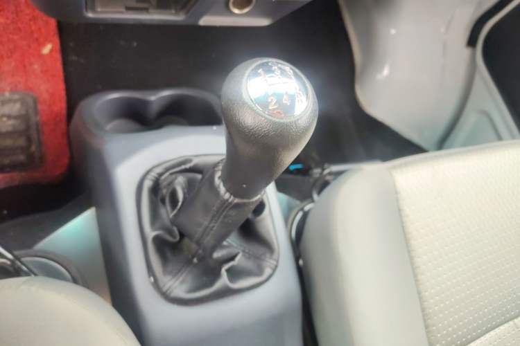 Used Jinbei Hiace X30 2023 1.5L Super-Comfortable Passenger Van 5/6/7-Seater Non-Air-Conditioned Version Model SWC15M Gear Lever