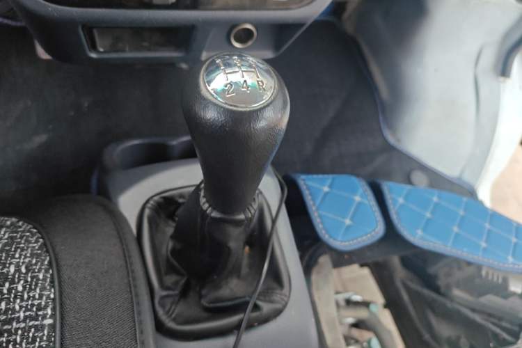 Used Jinbei Hiace X30 2023 1.5L Super-Comfortable Passenger Van 5/6/7-Seater Non-Air-Conditioned Version Model SWC15M Gear Lever