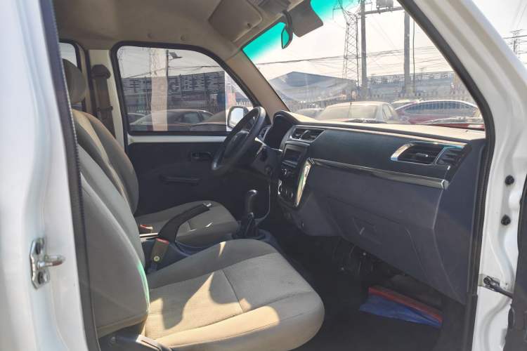 Used Jinbei Hiace X30 2023 1.5L Wealthy-Style Passenger Van 5/6/7-Seater Non-Air-Conditioned Version SWC15M Interior 1