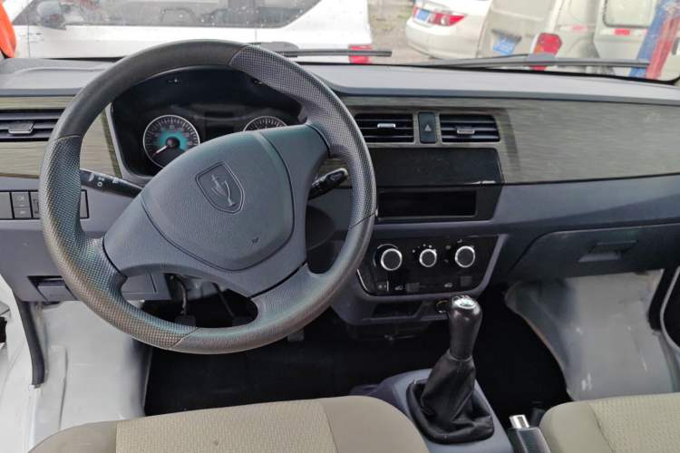Used Jinbei Hiace X30 2023 1.5L Super-Comfortable Passenger Van 5/6/7-Seater Non-Air-Conditioned Version Model SWC15M Interior 2