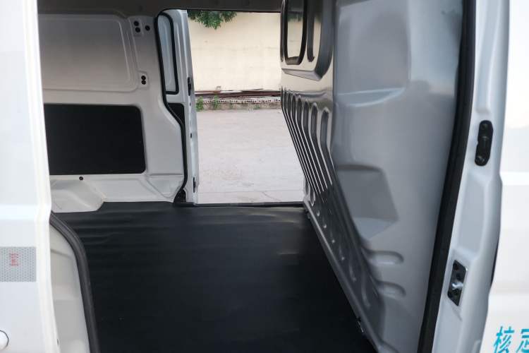 Used Jinbei Hiace X30 2023 1.5L Super-Enjoyment Van 2/5 Seats Non-Air-Conditioned Version SWC15M Interior 3