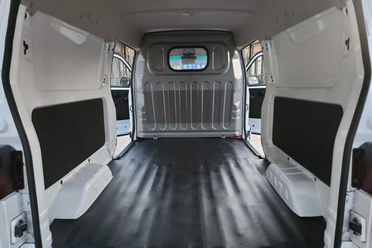 Used Jinbei Hiace X30 2023 1.5L Super-Enjoyment Van 2/5 Seats Non-Air-Conditioned Version SWC15M Interior 5