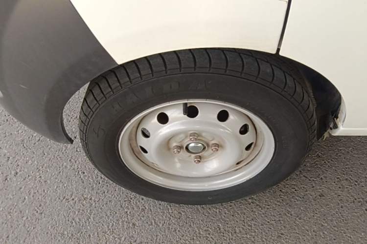 Used Jinbei Hiace X30 2023 1.5L Super-Comfortable Passenger Van 5/6/7-Seater Non-Air-Conditioned Version Model SWC15M Left Front Wheel Hub