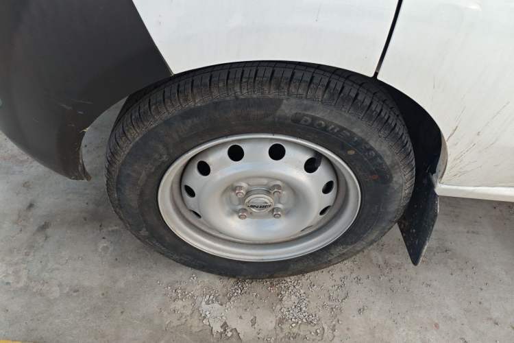 Used Jinbei Hiace X30 2023 1.5L Super-Comfortable Passenger Van 5/6/7-Seater Non-Air-Conditioned Version Model SWC15M Left Front Wheel Hub