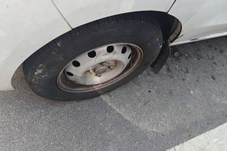 Used Jinbei Hiace X30 2023 1.5L Wealthy-Style Passenger Van 5/6/7-Seater Non-Air-Conditioned Version SWC15M Left Front Wheel Hub