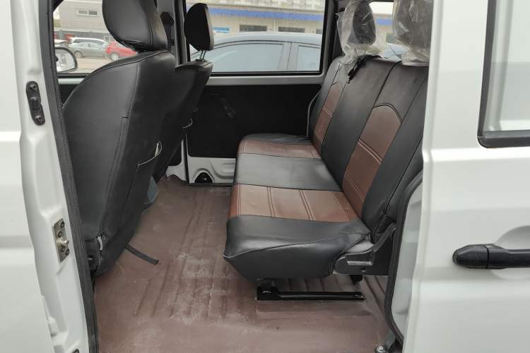 Used Jinbei Hiace X30 2023 1.5L Super-Comfortable Passenger Van 5/6/7-Seater Non-Air-Conditioned Version Model SWC15M Left Rear Seat