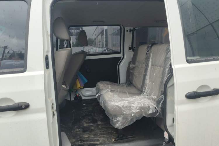 Used Jinbei Hiace X30 2023 1.5L Super-Comfortable Passenger Van 5/6/7-Seater Non-Air-Conditioned Version Model SWC15M Left Rear Seat
