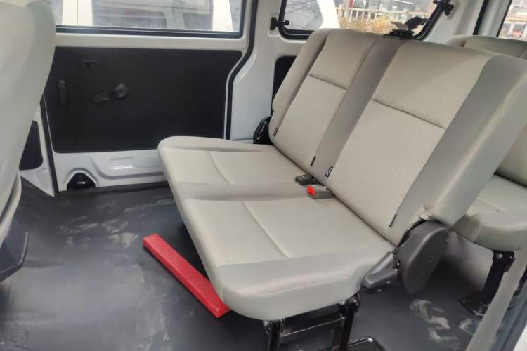 Used Jinbei Hiace X30 2023 1.5L Super-Comfortable Passenger Van 5/6/7-Seater Non-Air-Conditioned Version Model SWC15M Left Rear Seat