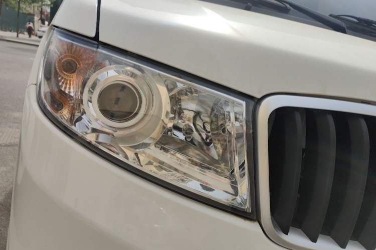 Used Jinbei Hiace X30 2023 1.5L Super-Comfortable Passenger Van 5/6/7-Seater Non-Air-Conditioned Version Model SWC15M Right Front Headlight