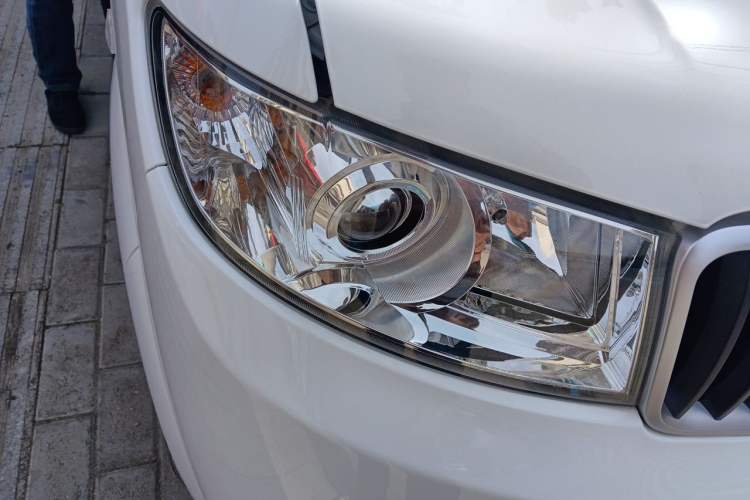 Used Jinbei Hiace X30 2023 1.5L Super-Comfortable Passenger Van 5/6/7-Seater Non-Air-Conditioned Version Model SWC15M Right Front Headlight