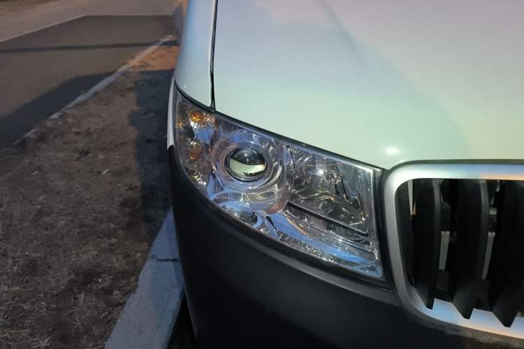 Used Jinbei Hiace X30 2023 1.5L Super-Comfortable Passenger Van 5/6/7-Seater Non-Air-Conditioned Version Model SWC15M Right Front Headlight
