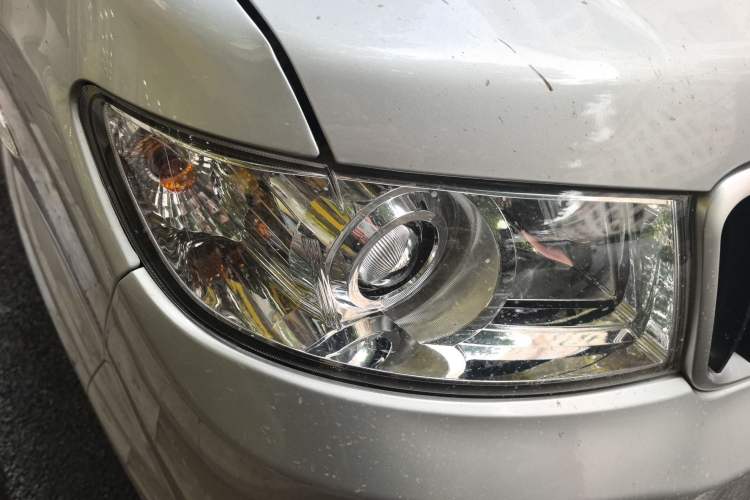 Used Jinbei Hiace X30 2023 1.5L Super-Comfortable Passenger Van 5/6/7-Seater Non-Air-Conditioned Version Model SWC15M Right Front Headlight