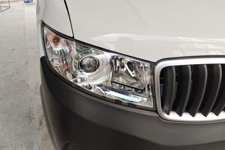 Used Jinbei Hiace X30 2023 1.5L Super-Comfortable Passenger Van 5/6/7-Seater Non-Air-Conditioned Version Model SWC15M Right Front Headlight