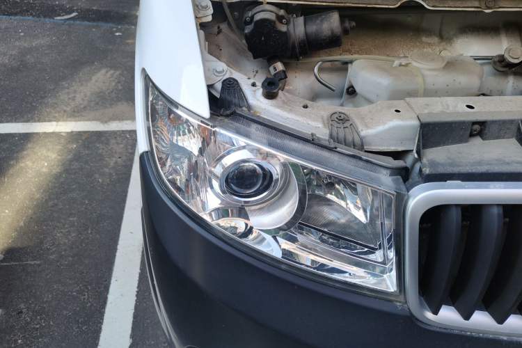 Used Jinbei Hiace X30 2023 1.5L Super-Comfortable Passenger Van 5/6/7-Seater Non-Air-Conditioned Version Model SWC15M Right Front Headlight