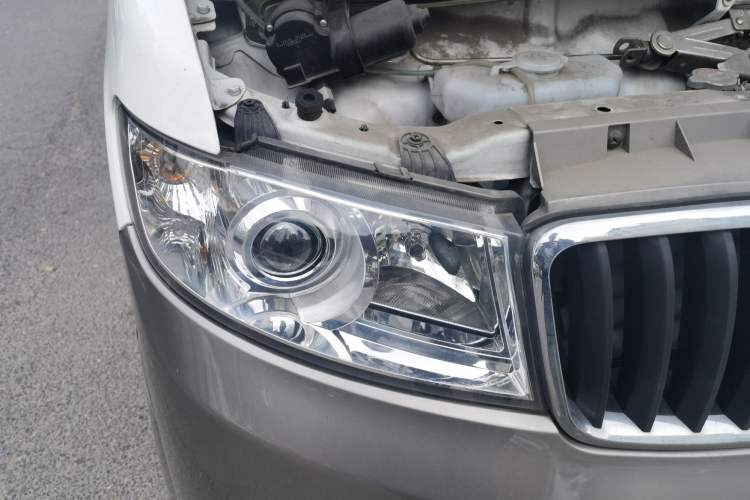 Used Jinbei Hiace X30 2023 1.5L Business-Style Passenger Van 5/6/7-Seater Non-Air-Conditioned Version SWC15M Right Front Headlight