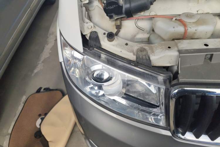 Used Jinbei Hiace X30 2023 1.5L Wealthy-Style Passenger Van 5/6/7-Seater Non-Air-Conditioned Version SWC15M Right Front Headlight
