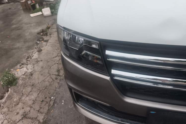 Used Jinbei Hiace X30 2023 1.5L Wealthy-Style Passenger Van 5/6/7-Seater Non-Air-Conditioned Version SWC15M Right Front Headlight