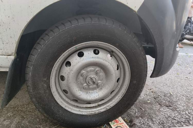Used Jinbei Hiace X30 2023 1.5L Super-Comfortable Passenger Van 5/6/7-Seater Non-Air-Conditioned Version Model SWC15M Right Front Wheel Hub