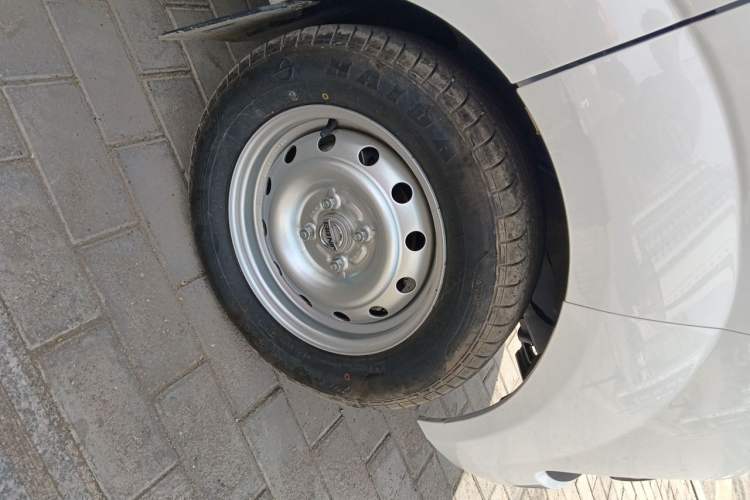 Used Jinbei Hiace X30 2023 1.5L Super-Comfortable Passenger Van 5/6/7-Seater Non-Air-Conditioned Version Model SWC15M Right Front Wheel Hub