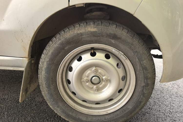 Used Jinbei Hiace X30 2023 1.5L Super-Comfortable Passenger Van 5/6/7-Seater Non-Air-Conditioned Version Model SWC15M Right Front Wheel Hub