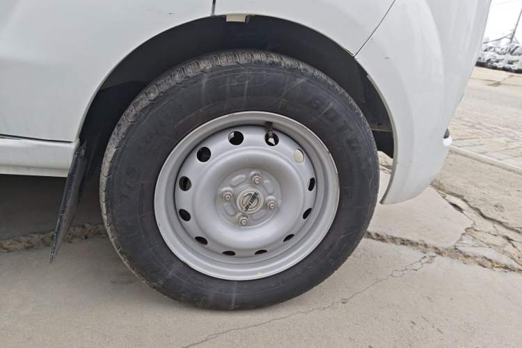 Used Jinbei Hiace X30 2023 1.5L Super-Comfortable Passenger Van 5/6/7-Seater Non-Air-Conditioned Version Model SWC15M Right Front Wheel Hub