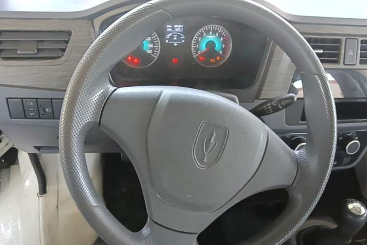 Used Jinbei Hiace X30 2023 1.5L Super-Comfortable Passenger Van 5/6/7-Seater Non-Air-Conditioned Version Model SWC15M Steering Wheel