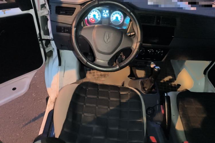 Used Jinbei Hiace X30 2023 1.5L Super-Comfortable Passenger Van 5/6/7-Seater Non-Air-Conditioned Version Model SWC15M Steering Wheel
