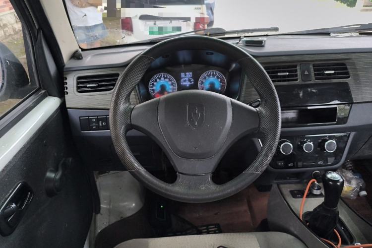 Used Jinbei Hiace X30 2023 1.5L Super-Comfortable Passenger Van 5/6/7-Seater Non-Air-Conditioned Version Model SWC15M Steering Wheel