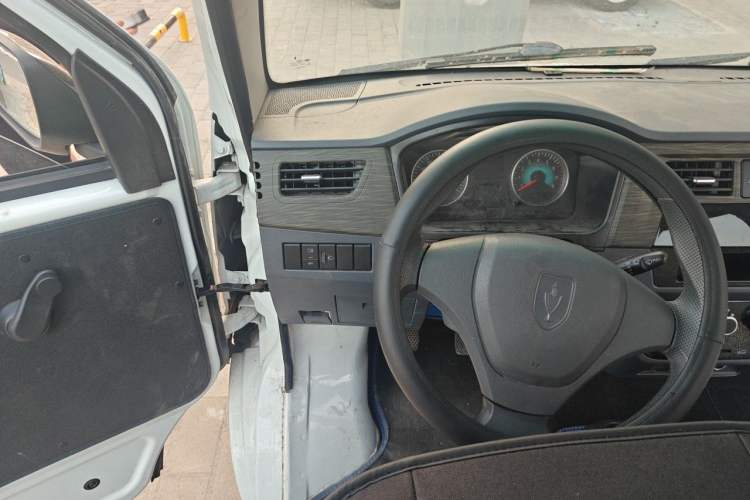 Used Jinbei Hiace X30 2023 1.5L Super-Comfortable Passenger Van 5/6/7-Seater Non-Air-Conditioned Version Model SWC15M Steering Wheel