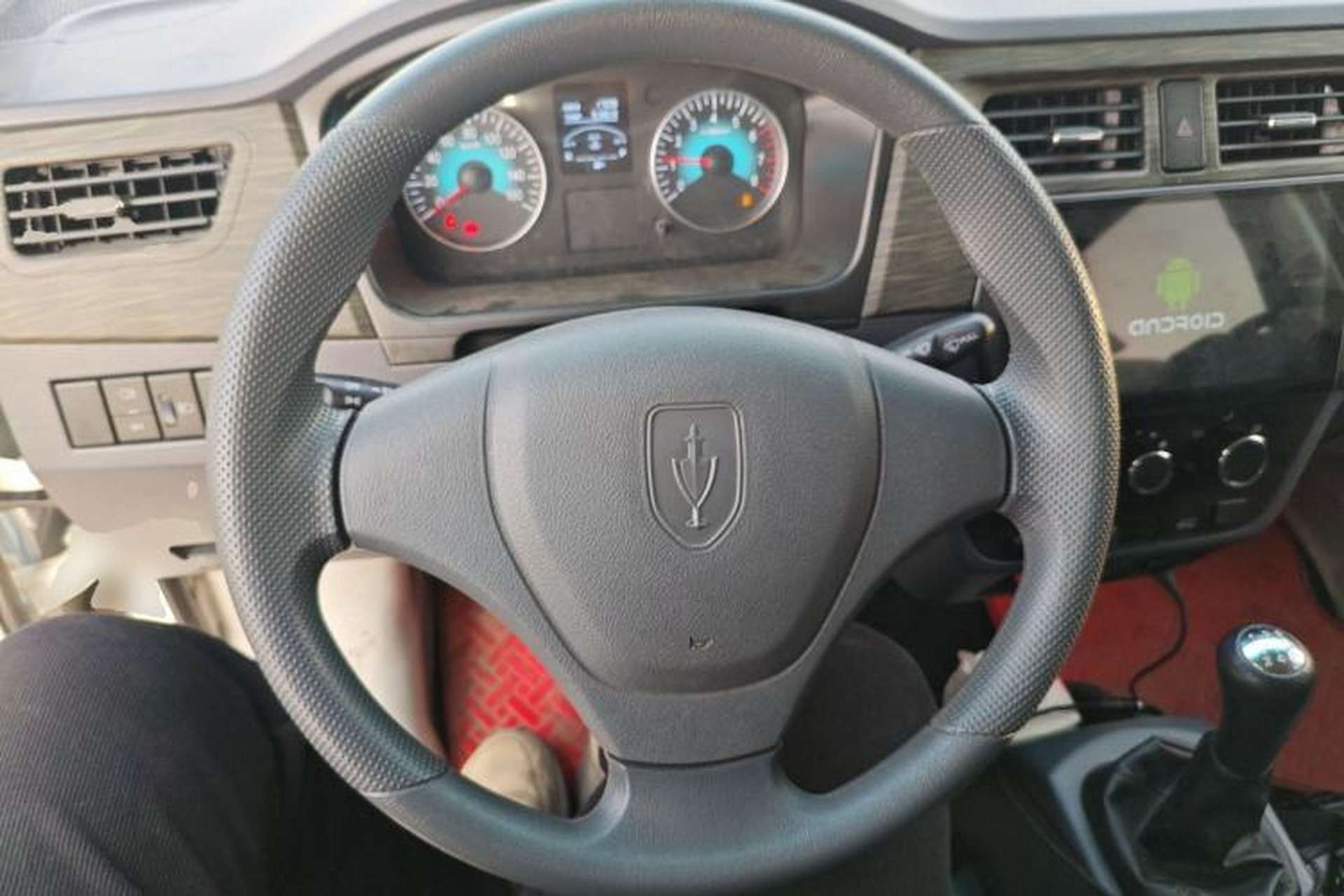 Used Jinbei Hiace X30 2023 1.5L Super-Comfortable Passenger Van 5/6/7-Seater Non-Air-Conditioned Version Model SWC15M Steering Wheel