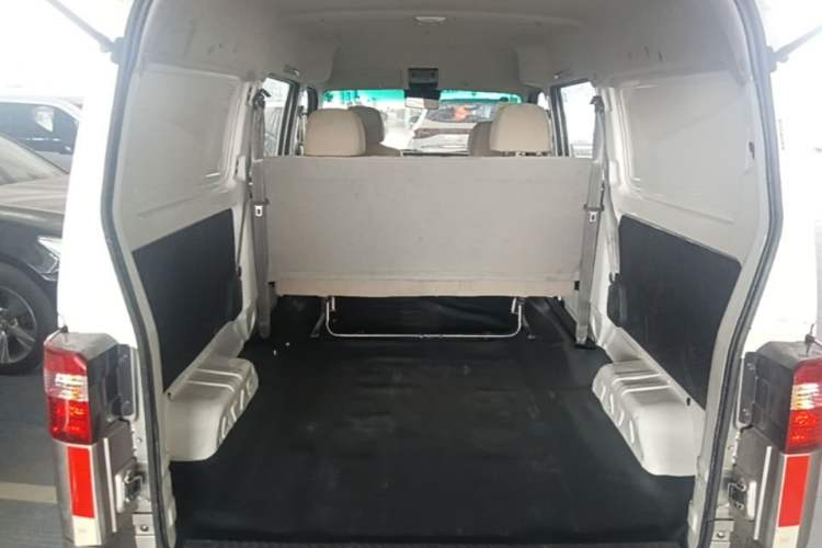 Used Jinbei Hiace X30 2023 1.5L Wealthy Van 2/5-Seater Non-Air-Conditioned Version SWC15M Trunk