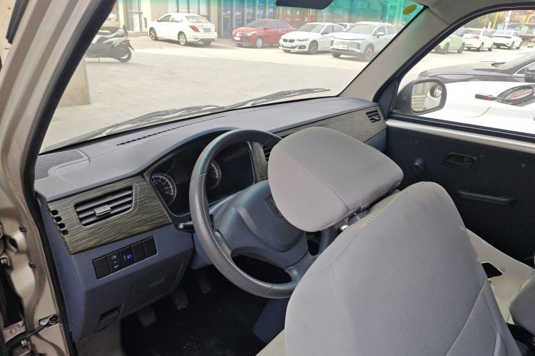 Used Jinbei Hiace X30 2023 1.5L Super-Enjoyment Van 2/5 Seats Non-Air-Conditioned Version SWC15M Center Console