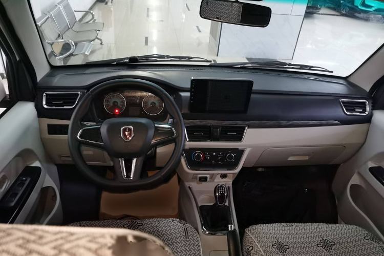 Used Jinbei Hiace X30 2024 1.5L Wealthy-Style Passenger Van 5/6/7 Seater Interior 2
