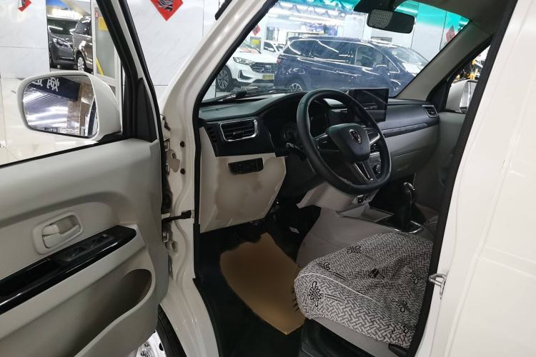 Used Jinbei Hiace X30 2024 1.5L Wealthy-Style Passenger Van 5/6/7 Seater Interior 3