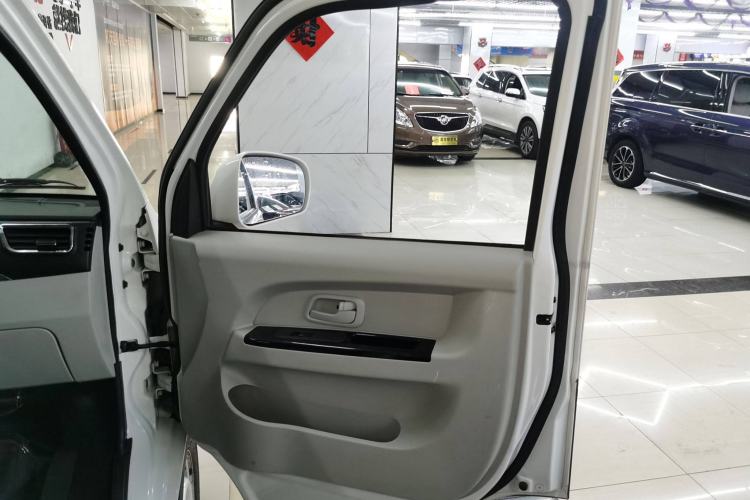 Used Jinbei Hiace X30 2024 1.5L Wealthy-Style Passenger Van 5/6/7 Seater Interior 5