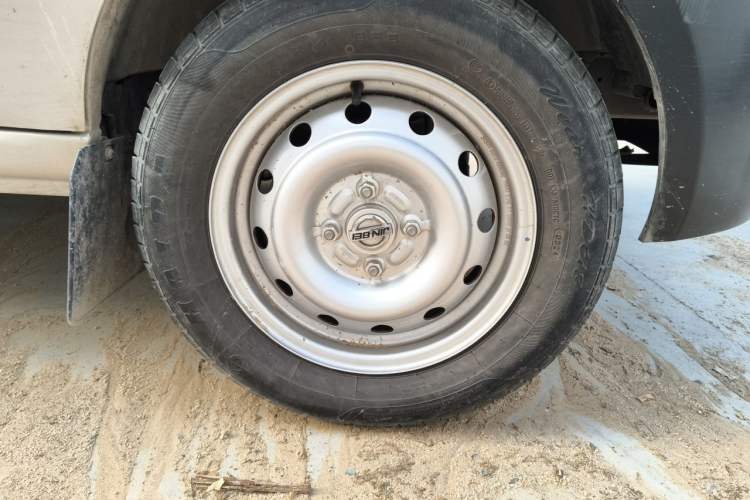 Used Jinbei Hiace X30 2024 1.5L Champion Edition Passenger Vehicle 5/6/7 Seats Right Front Wheel Hub