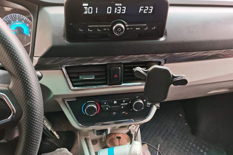Used Jinbei Hiace X30 2024 1.5L Wealthy-Style Passenger Van 5/6/7 Seater Audio And AC Panel