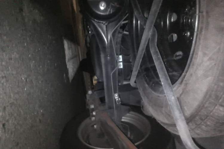 Used Jinbei Hiace X30 2024 1.5L Wealthy-Style Passenger Van 5/6/7 Seater Chassis Rear