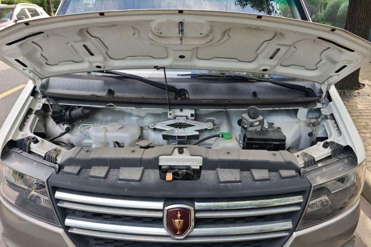 Used Jinbei Hiace X30 2024 1.5L Wealthy Van Model 2/5 Seats with Front-Mounted Air Conditioning Engine Bay
